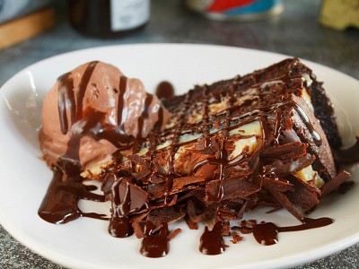 Bolo naked com muuuuito chocolate e recheio de brigadeiro branco