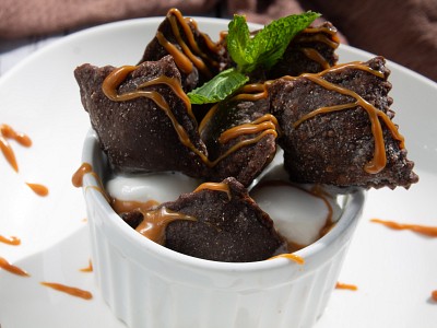 Ravioli de brigadeiro com sorvete de nata e calda de doce de leite