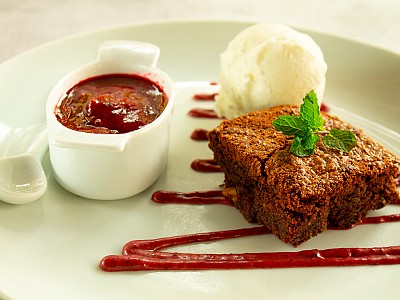 Brownie Denso de Chocolate com Calda de Morango e Sorvete Di Fior de Latte